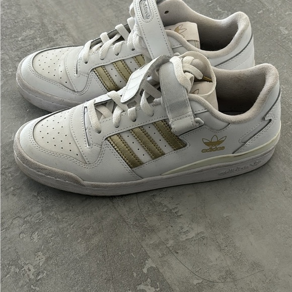 Adidas low form size 7.5 fits like an 8 - Picture 3 of 5